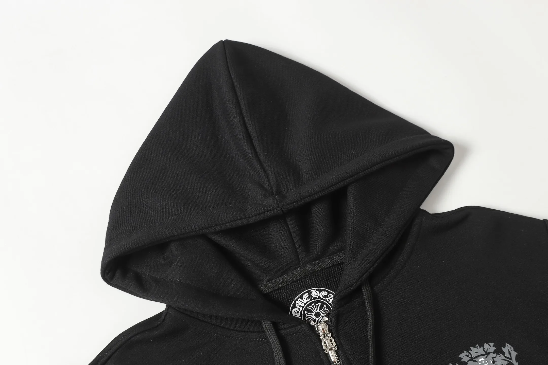 P250 K01 cross-border model, please do not place an order if you pursue quality - Chrome Hearts/Chrome Hearts Big Sword🗡️ Printed zipper sweatshirt cardigan jacket - High weight, high density and high quality. The wool is soft, delicate and skin-friendly. Soft and silky to the touch. Warmth and skin-friendly. - Custom-woven and dyed with no color difference. No matter the fabric or workmanship details, it beats the ordinary version on the market. - Hardware zipper accessories are all customized, full of details - Color: black -Size: S M L XL